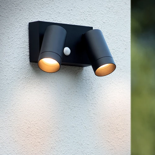 Lucide TAYLOR - Wandspot / Wandlamp Binnen/Buiten - 2xGU10 - IP54 - Bewegingssensor - Zwart - sfeer 1